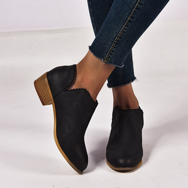 Дамски есенни боти с равна подметка - заострен модел