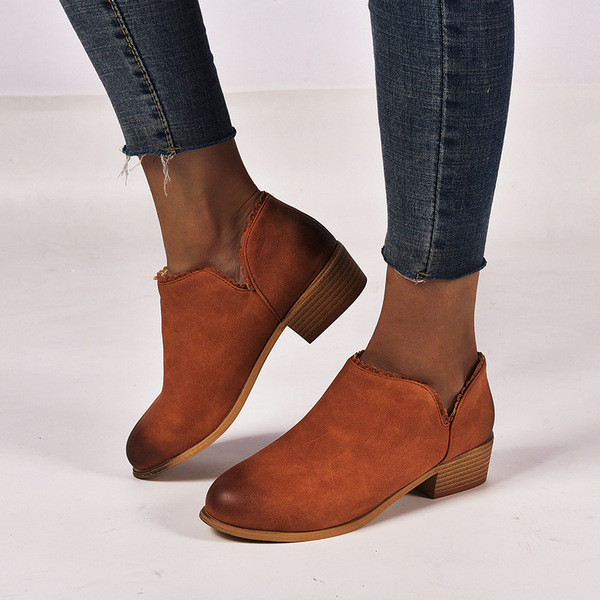 Дамски есенни боти с равна подметка - заострен модел