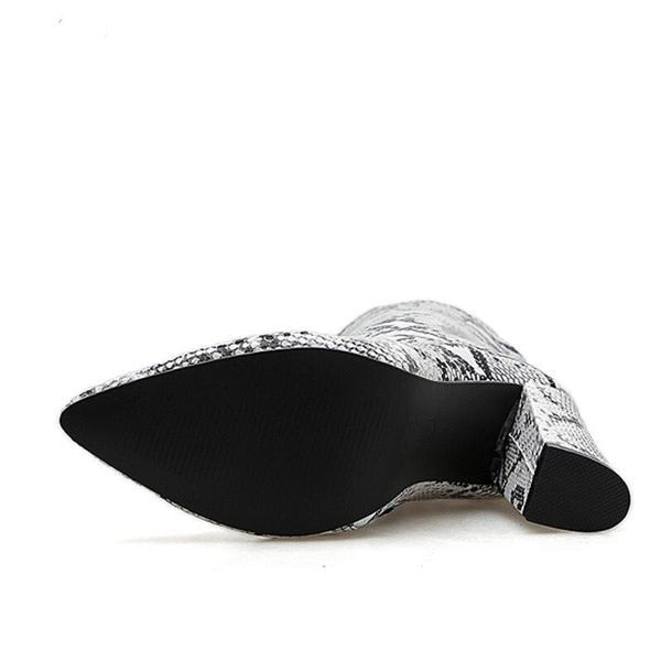 Стилни дамски боти с дебел 10см ток и цип