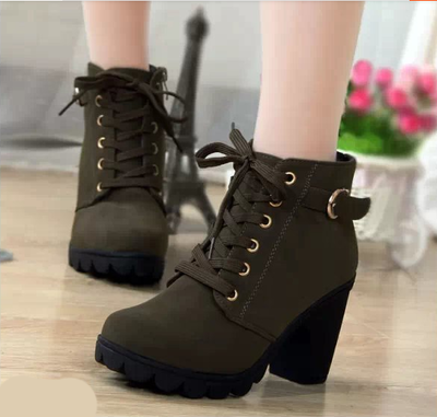 Велурени есенни боти с връзки и катарама