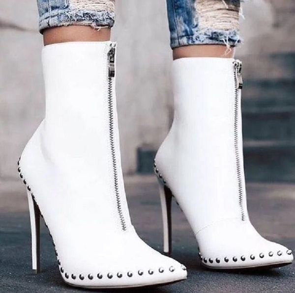 Модерни дамски боти с висок ток и метални елементи