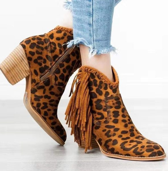 Дамски модерни боти заострен модел с ресни 