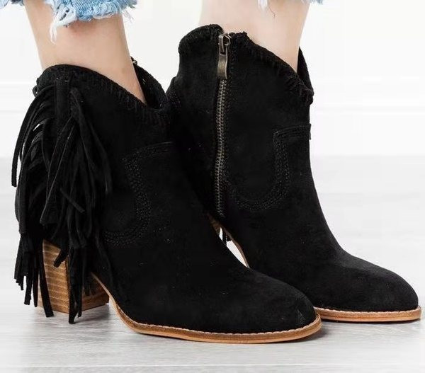 Дамски модерни боти заострен модел с ресни 