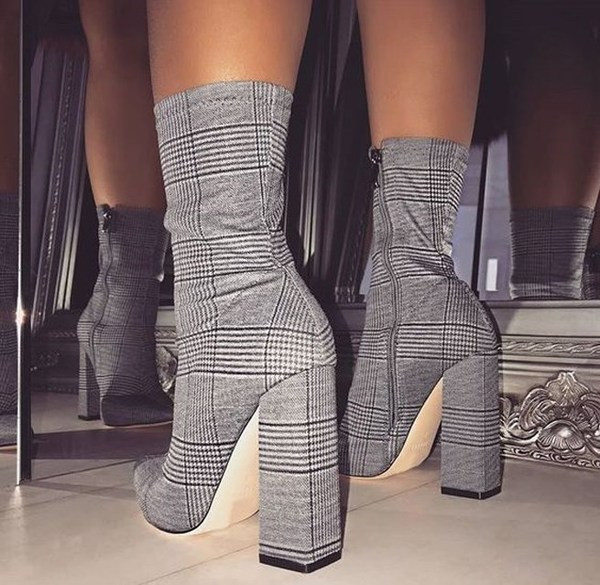 Карирани дамски ботуши заострен модел с дебел ток 