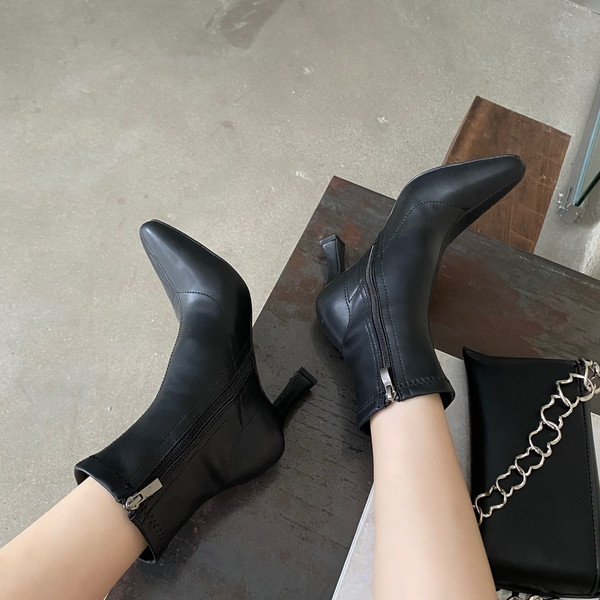 Кожени дамски боти с ток в черен цвят