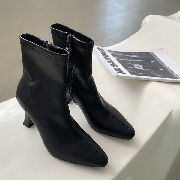 Кожени дамски боти с ток в черен цвят