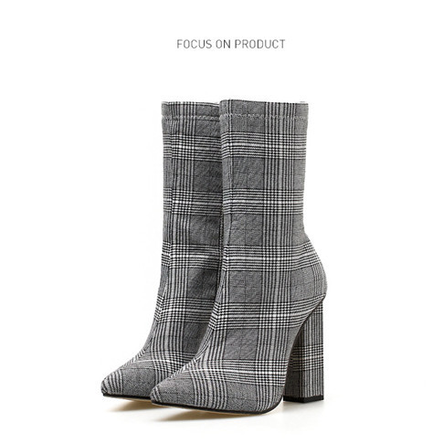 Карирани дамски боти с квадратен ток 