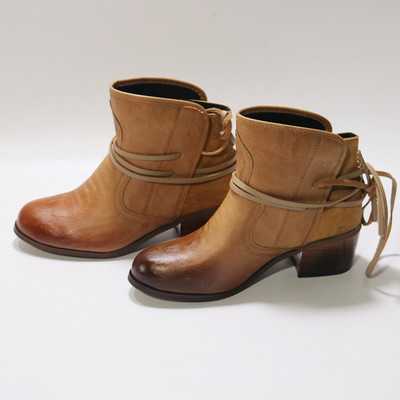 Модерни дамски кожени боти с връзки и дебел ток