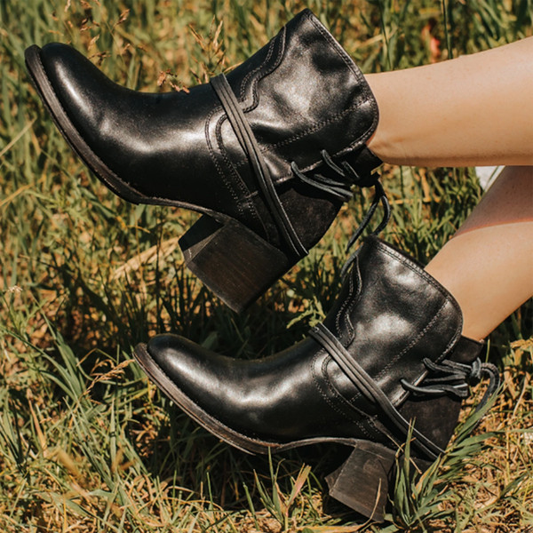 Модерни дамски кожени боти с връзки и дебел ток