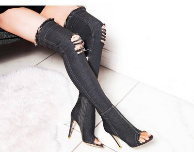 Модерни дамски ботуши над коляното от деним със скъсани елементи