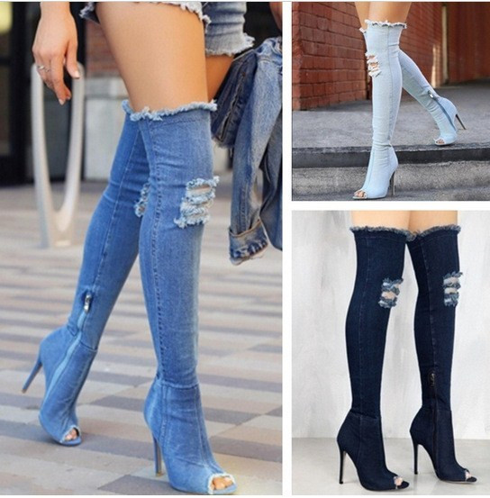 Модерни дамски ботуши над коляното от деним със скъсани елементи