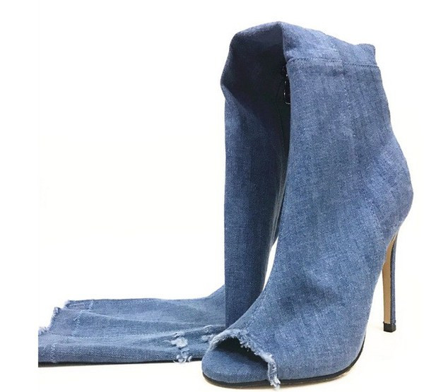 Модерни дамски ботуши над коляното от деним със скъсани елементи