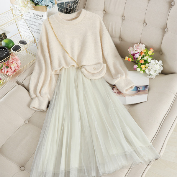 Rudeninis moteriškas komplektas su megztiniu ir ruonine suknele