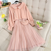 Стилен дамски комплект включващ пуловер с яка и рокля с тюл