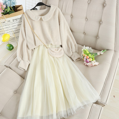 Стилен дамски комплект включващ пуловер с яка и рокля с тюл