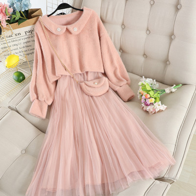 Стилен дамски комплект включващ пуловер с яка и рокля с тюл