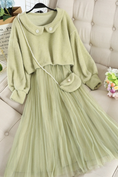 Стилен дамски комплект включващ пуловер с яка и рокля с тюл