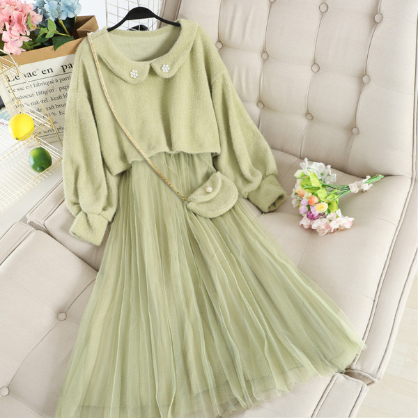 Стилен дамски комплект включващ пуловер с яка и рокля с тюл