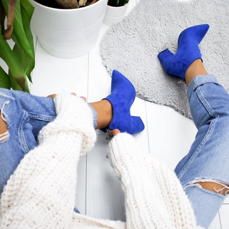 Актуални дамски боти от еко велур с дебел ток