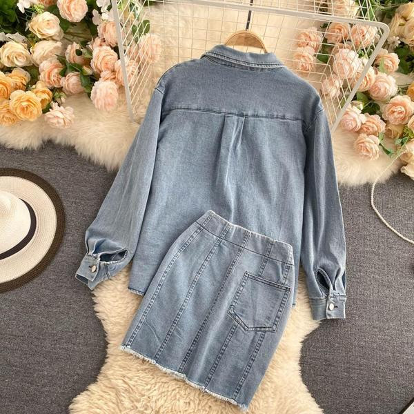 Дънков дамски комплект включващ риза и пола с ципове