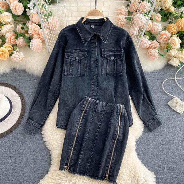 Дънков дамски комплект включващ риза и пола с ципове