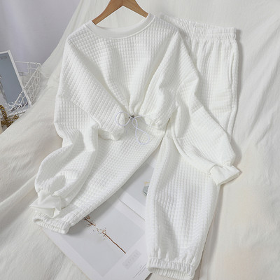 Ежедневен дамски комплект включващ къса блуза с връзки и панталон