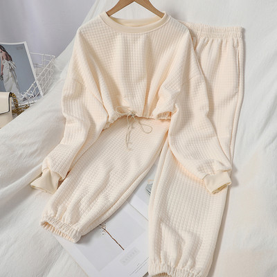 Ежедневен дамски комплект включващ къса блуза с връзки и панталон