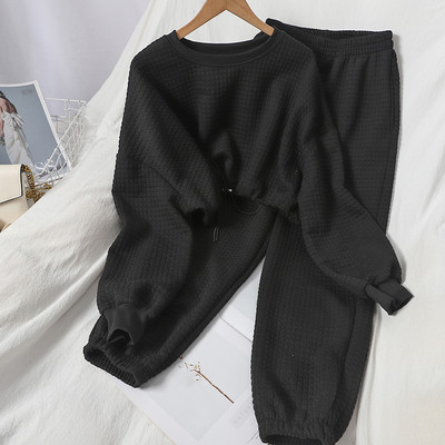 Ежедневен дамски комплект включващ къса блуза с връзки и панталон