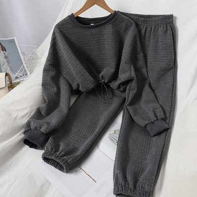 Ежедневен дамски комплект включващ къса блуза с връзки и панталон