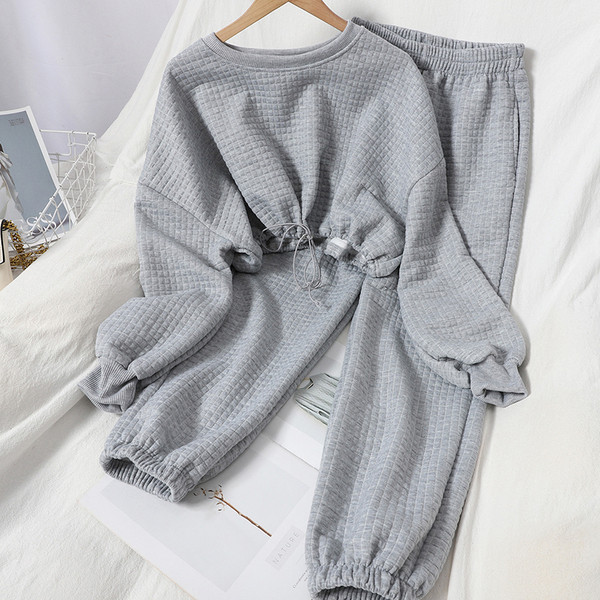 Ежедневен дамски комплект включващ къса блуза с връзки и панталон