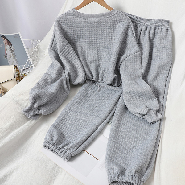 Ежедневен дамски комплект включващ къса блуза с връзки и панталон