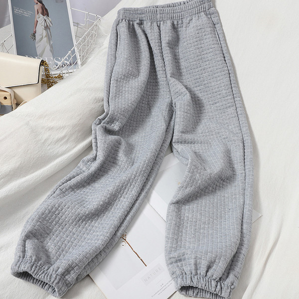 Ежедневен дамски комплект включващ къса блуза с връзки и панталон