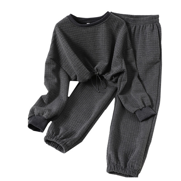 Ежедневен дамски комплект включващ къса блуза с връзки и панталон