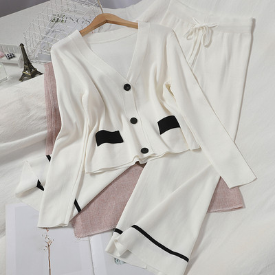 Актуален дамски комплект включващ жилетка и широк панталон