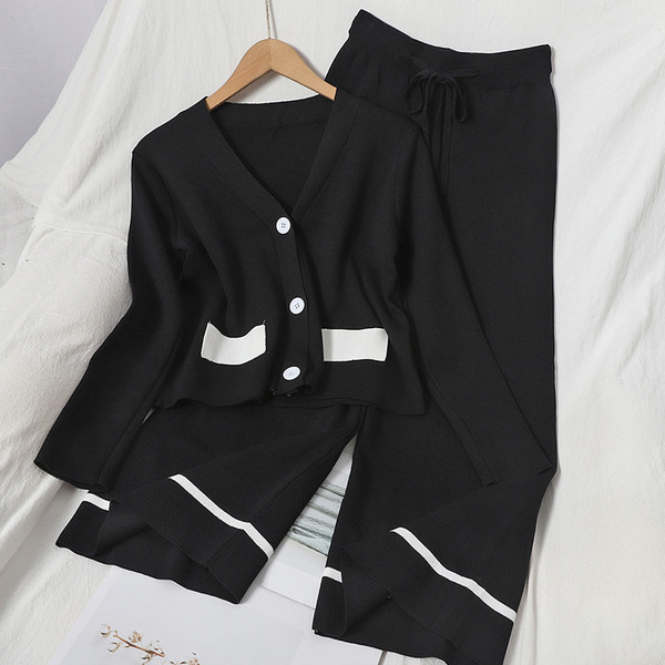 Актуален дамски комплект включващ жилетка и широк панталон