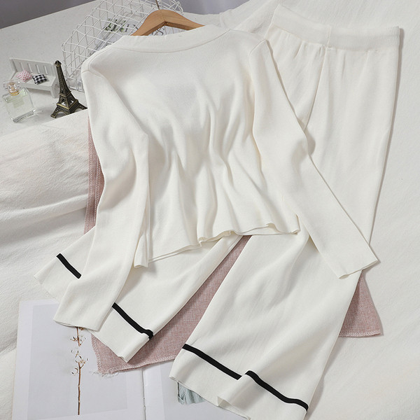 Актуален дамски комплект включващ жилетка и широк панталон