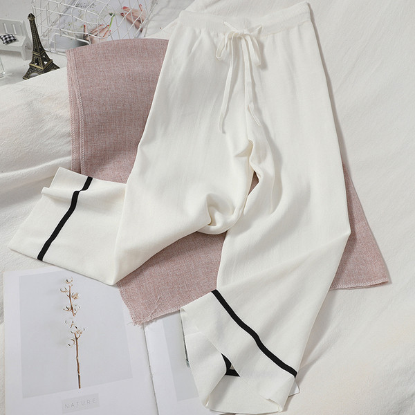 Актуален дамски комплект включващ жилетка и широк панталон