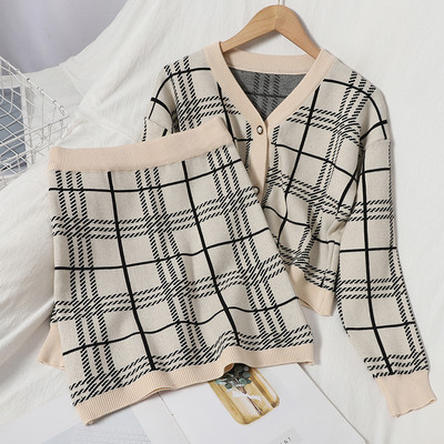 Кариран дамски комплект от две части - жилетка и пола