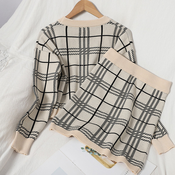 Кариран дамски комплект от две части - жилетка и пола