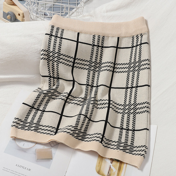 Кариран дамски комплект от две части - жилетка и пола