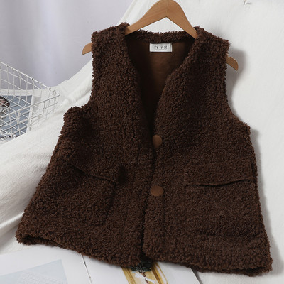 Пухен дамски елек с овално деколте и джобове