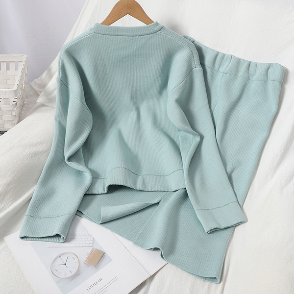 Есенен дамски комплект от две части - жилетка и пола