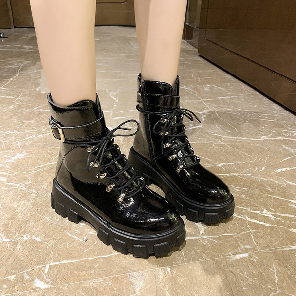 Нов модел дамски лачени боти с катарама 