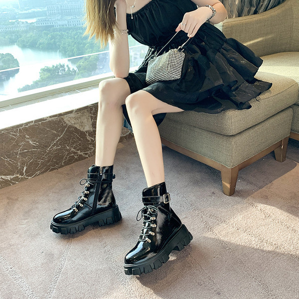 Нов модел дамски лачени боти с катарама 