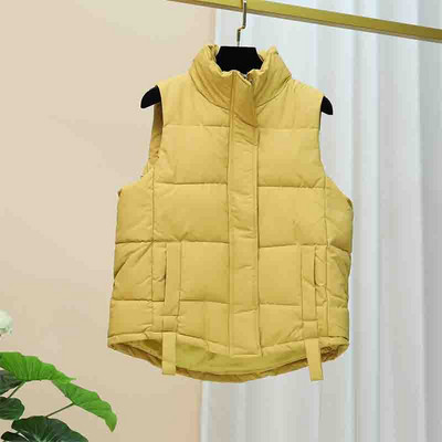 Нов модел дамски елек с висока яка и копчета