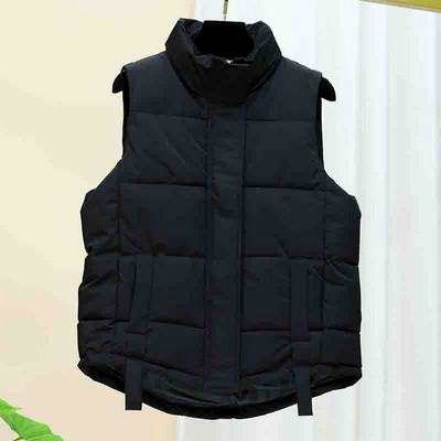 Нов модел дамски елек с висока яка и копчета