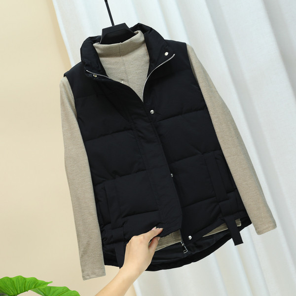 Нов модел дамски елек с висока яка и копчета