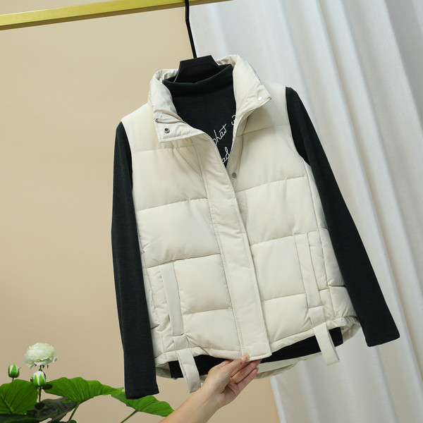 Нов модел дамски елек с висока яка и копчета