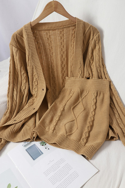 Нов модел дамски плетен комплект включващ жилетка и пола