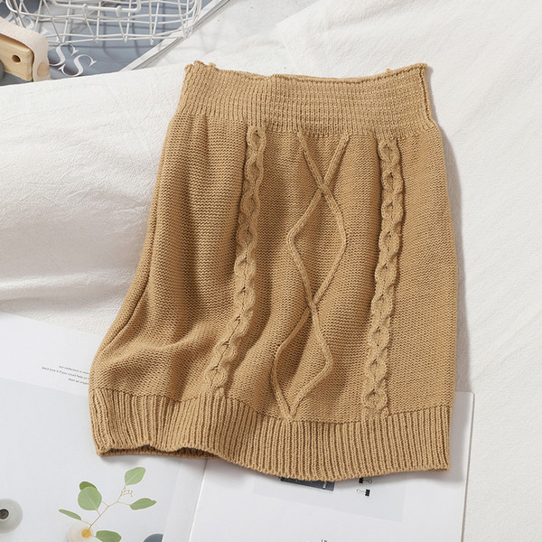 Нов модел дамски плетен комплект включващ жилетка и пола